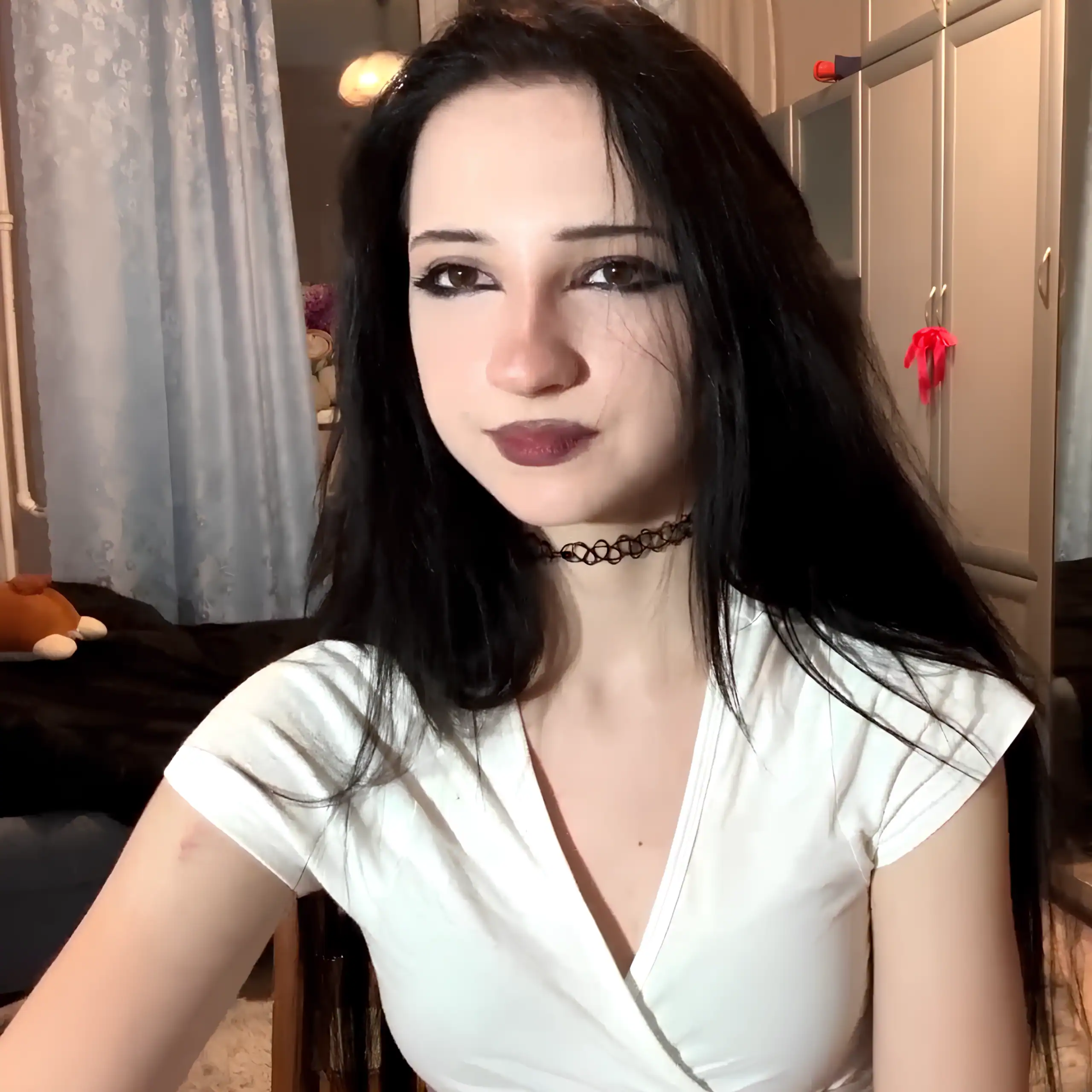 Небезопасный фон с окном и личными вещами в кадре